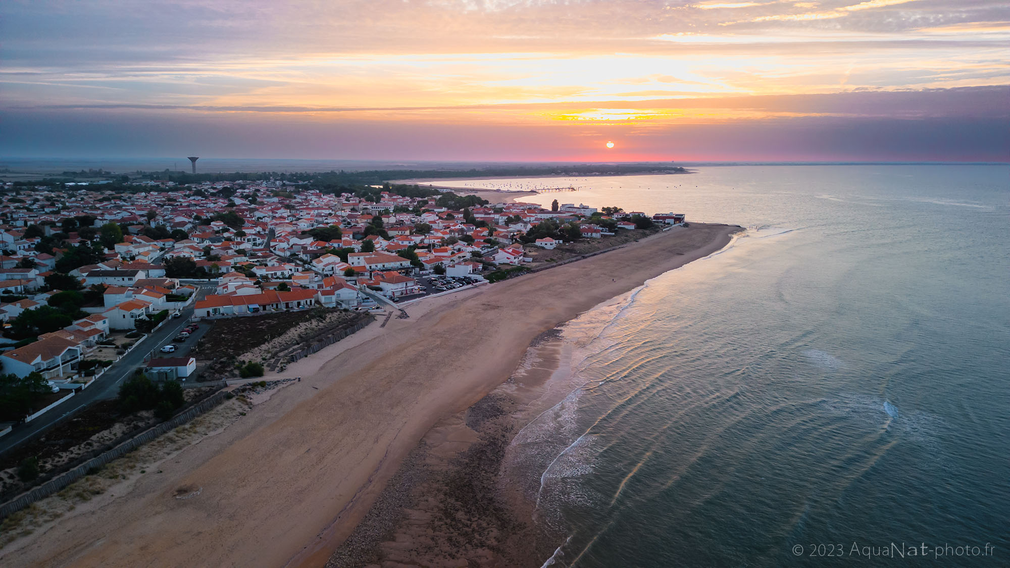 vue aérienne de la Tranche sur Mer face au soleil levant dans des teintes pastelles