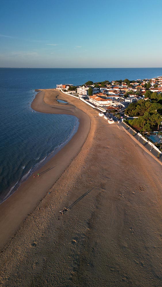 vue plongeante de la plage centrale en drone