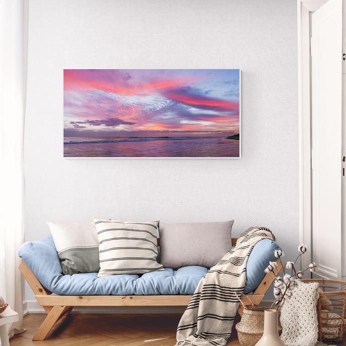 Coucher de soleil sur la mer très coloré avec des nuages effilés roses
