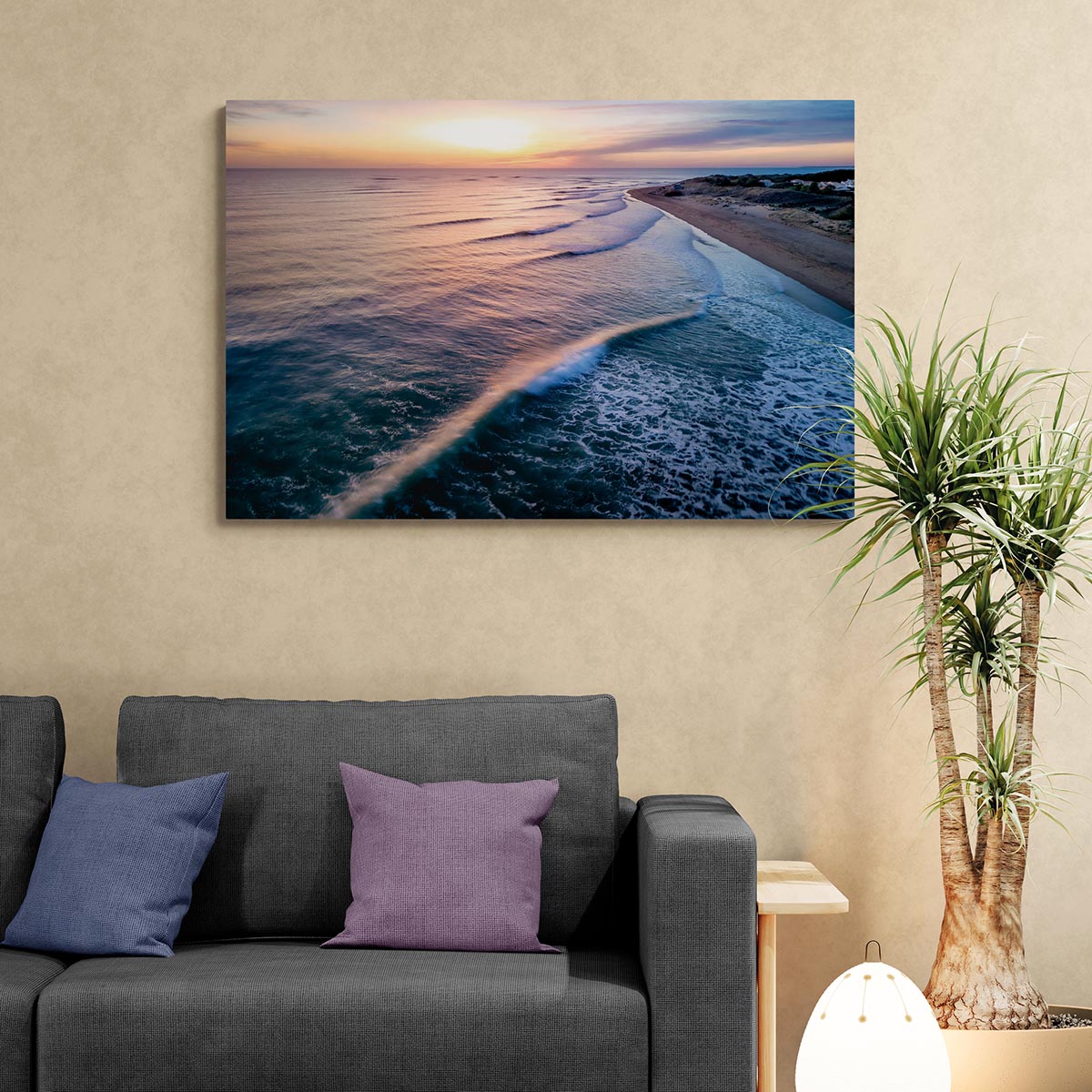 Suggestion de présentation ambiance cozy de bord de mer, photo drone d'un coucher de soleil sur la Tranche sur mer