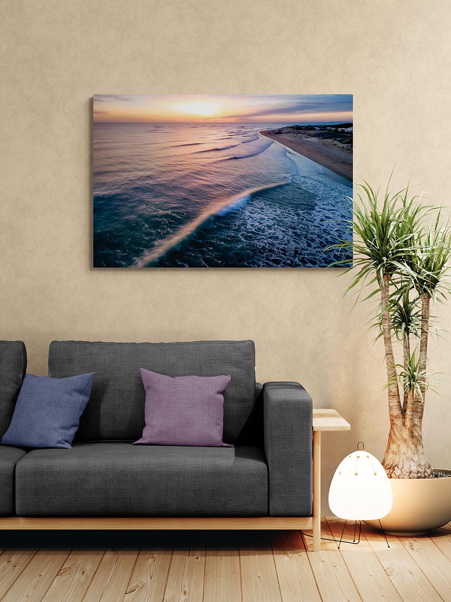 Décoration photo ambiance cozy, drone d'un coucher de soleil sur la Tranche sur mer avec vagues et mouvements
