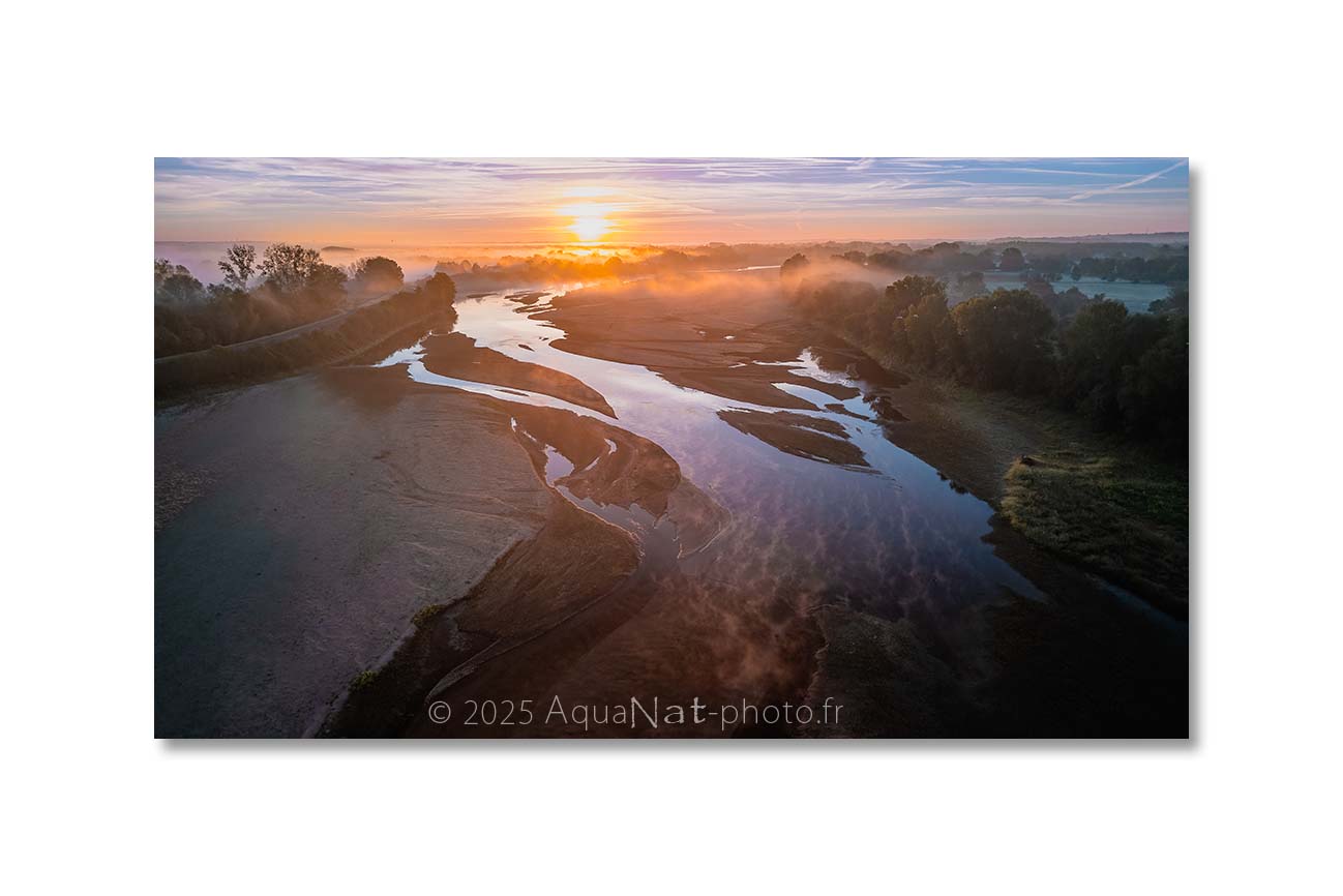 Paysage aérien au drone révèle la Loire et ses bancs de sables dans une ambiance matinale ou la brume s'élève subtilement