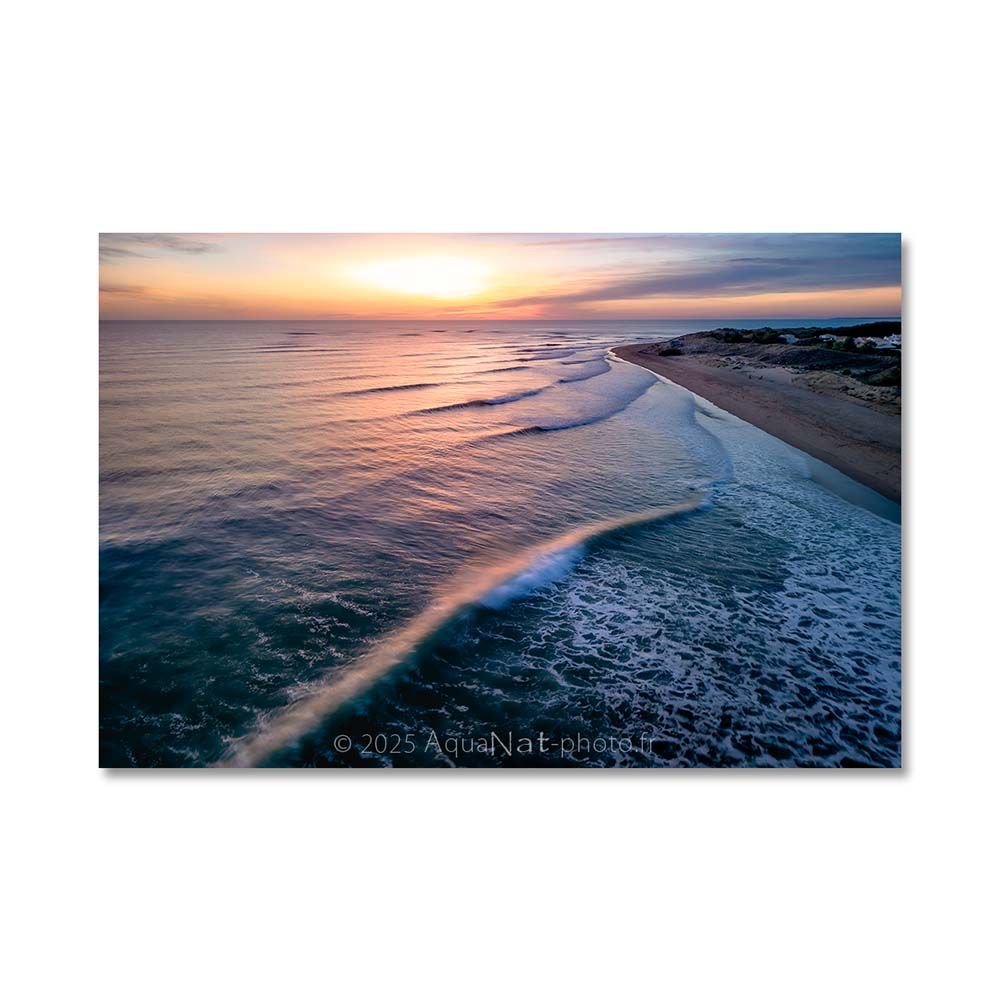 L'onde du bonheur se révèle ici depuis les vagues qui déferlent au coucher du soleil à la Tranche sur Mer