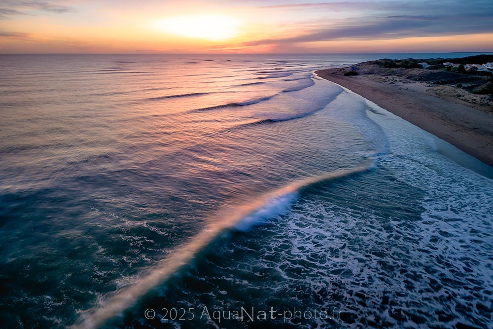 Vue aérienne sur la plage du phare à la Tranche sur mer au coucher du soleil avec mouvement des vagues